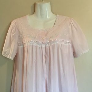 So sweet vintage pink nightgown and peignoir set!